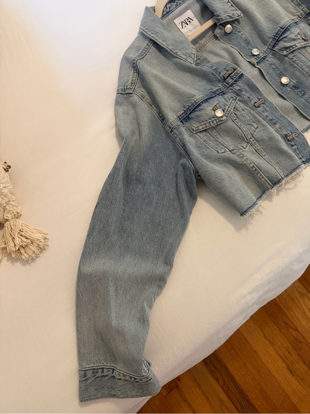 ZARA Light Wash Cropped Denim Jacket with Raw Hem - Medium - Picture 6 of 6